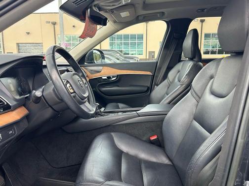 2022 Volvo XC90 T6 Momentum