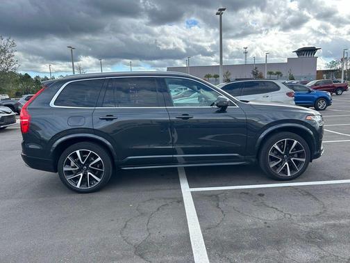 2022 Volvo XC90 T6 Momentum