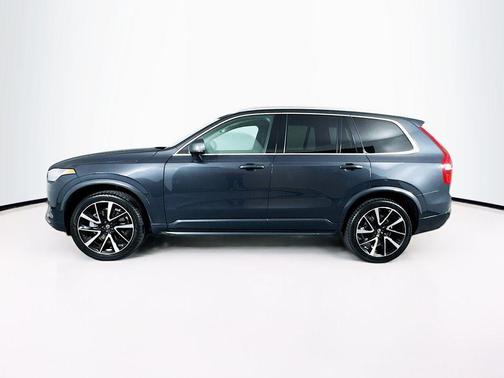 2022 Volvo XC90 T6 Momentum