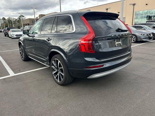 2022 Volvo XC90 T6 Momentum