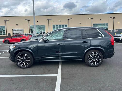 2022 Volvo XC90 T6 Momentum