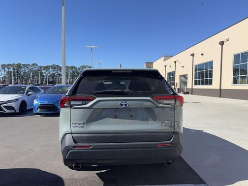 2022 Toyota RAV4 Hybrid XLE