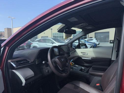2024 Toyota Sienna Platinum