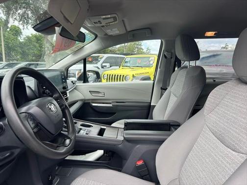 2023 Toyota Sienna LE