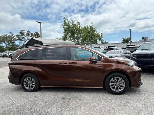 2023 Toyota Sienna LE