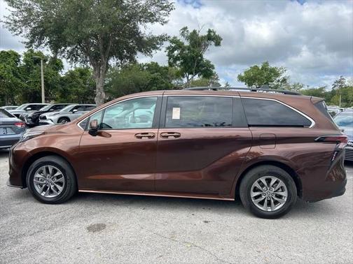 2023 Toyota Sienna LE