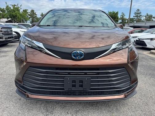 2023 Toyota Sienna LE