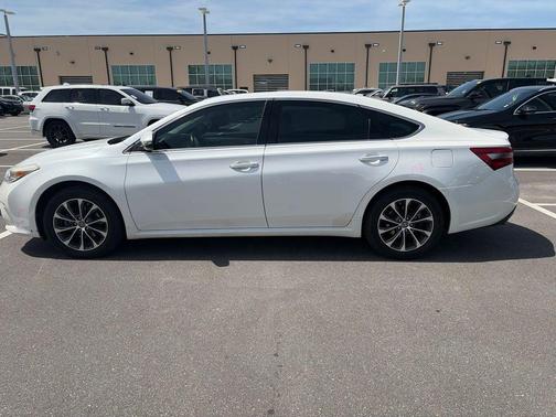 Blizzard Pearl 2018 Toyota Avalon XLE Premium
