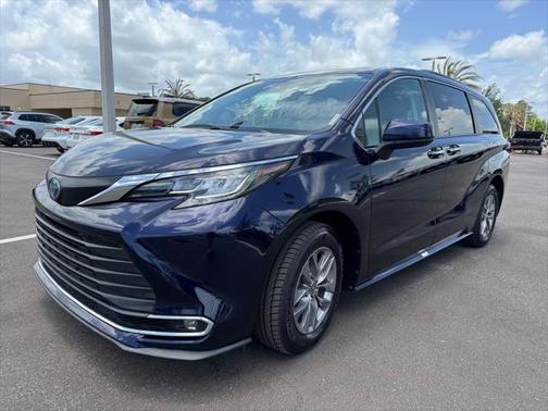 2023 Toyota Sienna XLE 8 Passenger