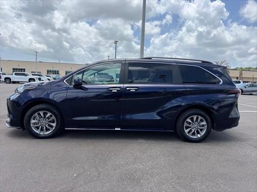 2023 Toyota Sienna XLE 8 Passenger