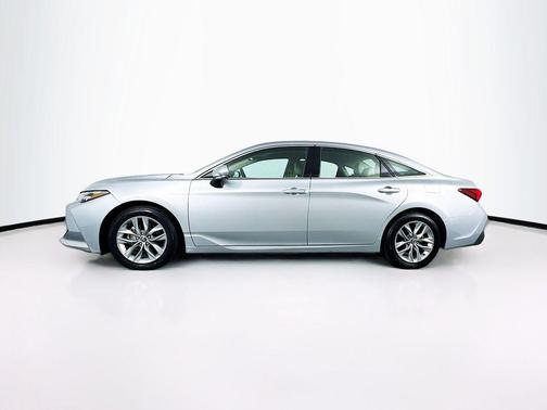 2022 Toyota Avalon Hybrid XLE Plus