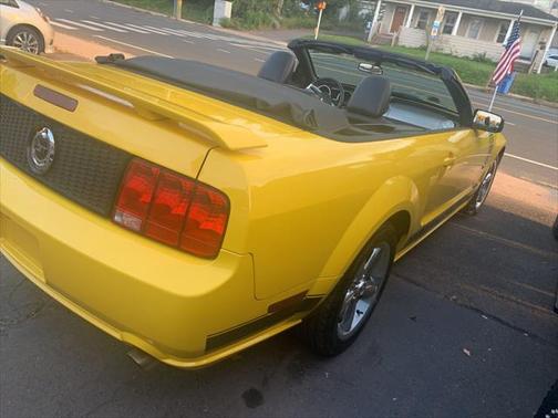 Screaming Yellow Clearcoat 2006 Ford Mustang GT Premium