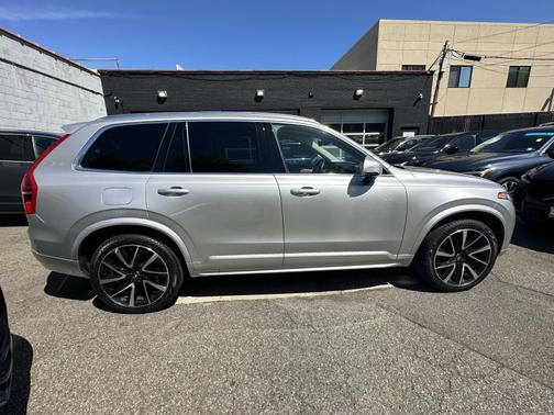 2022 Volvo XC90 T6 AWD Momentum 7 Seater