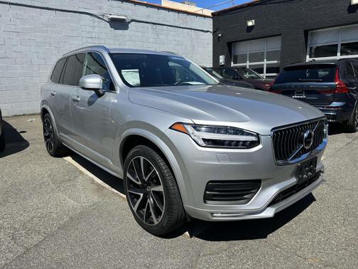 2022 Volvo XC90 T6 AWD Momentum 7 Seater