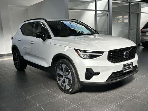 2023 Volvo XC40 B5 AWD Plus Dark