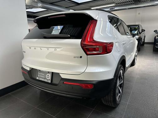 2023 Volvo XC40 B5 AWD Plus Dark