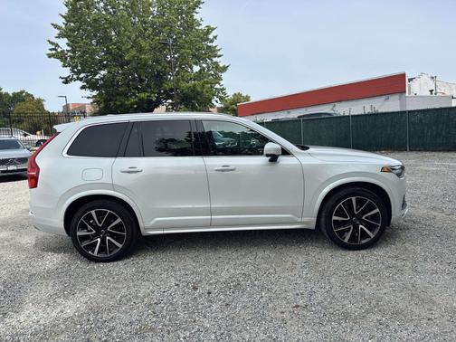 2022 Volvo XC90 T6 AWD Momentum 7 Seater