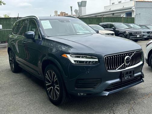 2022 Volvo XC90 T6 AWD Momentum 7 Seater