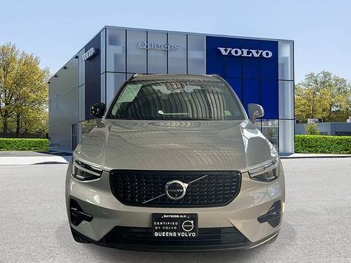 Silver Dawn 2023 Volvo XC40 Plus