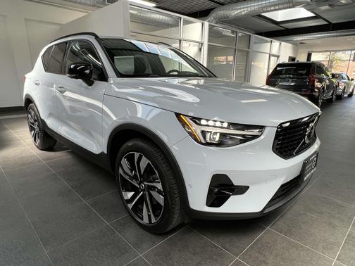 2024 Volvo XC40 B5 Plus Dark