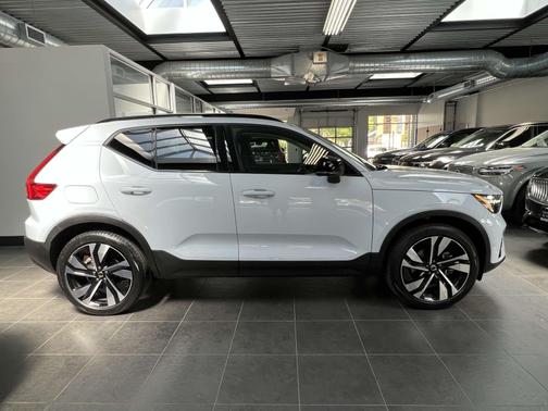 2024 Volvo XC40 B5 Plus Dark