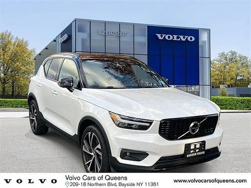 2022 Volvo XC40 R-Design