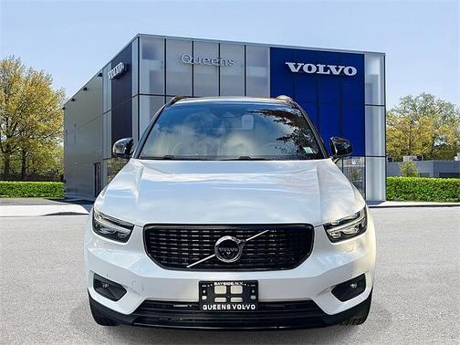 2022 Volvo XC40 R-Design