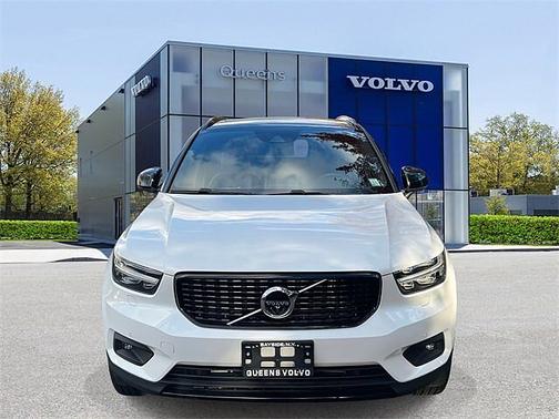 2022 Volvo XC40 R-Design
