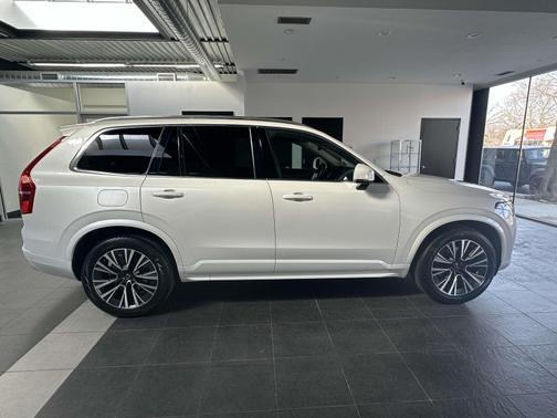 2022 Volvo XC90 T5 AWD Momentum 7 Seater