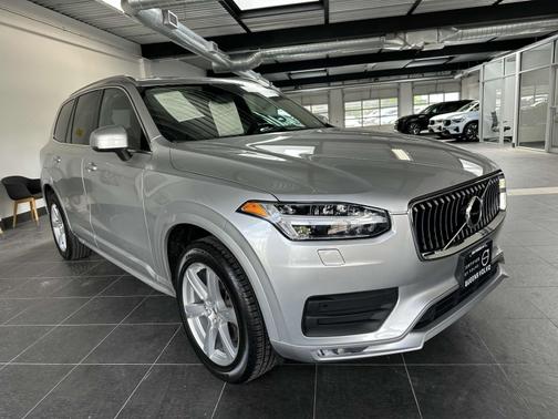 2022 Volvo XC90 T6 AWD Momentum 6 Seater