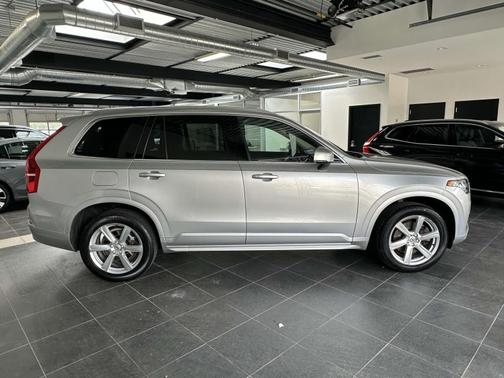 2022 Volvo XC90 T6 AWD Momentum 6 Seater