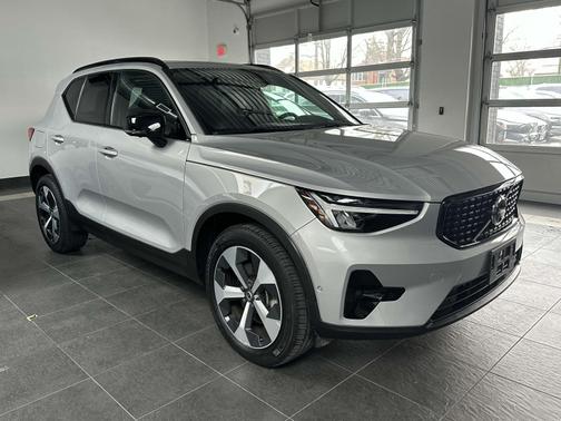 2023 Volvo XC40 B5 AWD Plus Dark