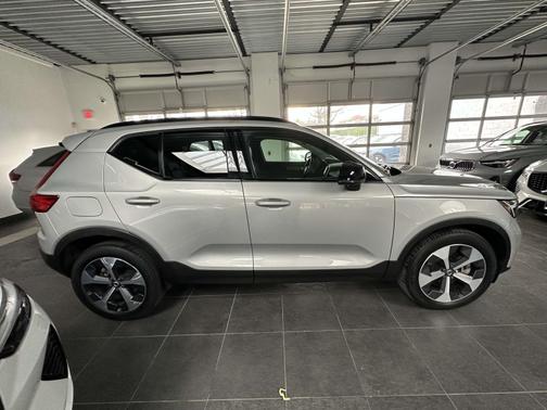 2023 Volvo XC40 B5 AWD Plus Dark