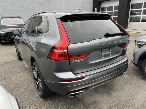 Gray Metallic 2020 Volvo XC60 Recharge Plug-In Hybrid T8 R-Design