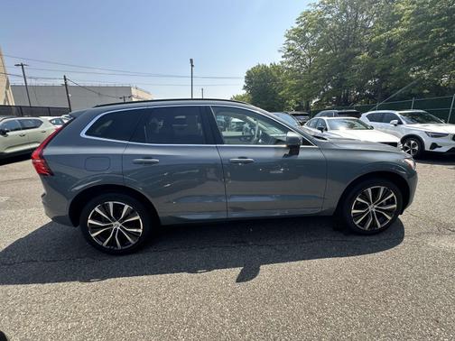 2022 Volvo XC60 B5 AWD Momentum