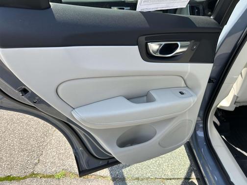 2022 Volvo XC60 B5 AWD Momentum