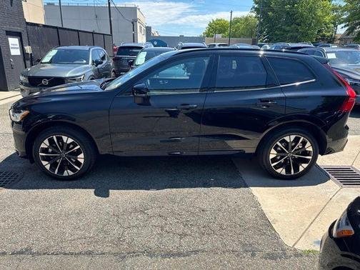 Onyx Black Metallic 2026 Volvo XC60 B5 Plus