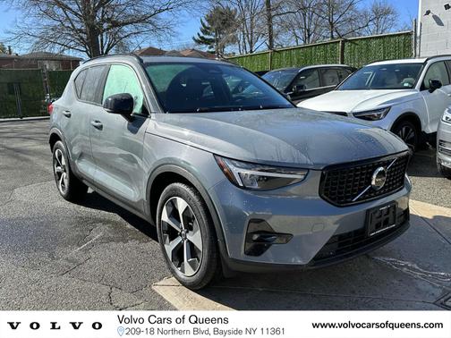 2023 Volvo XC40 B5 AWD Plus Dark