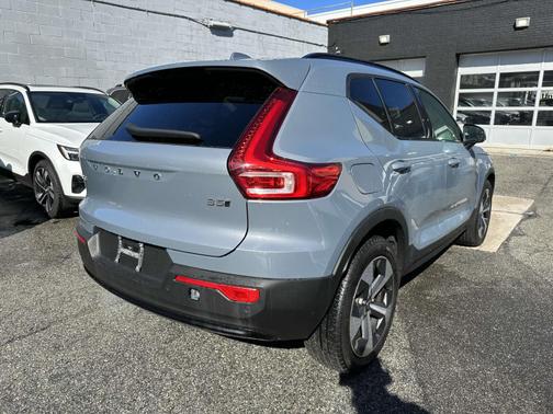 2023 Volvo XC40 B5 AWD Plus Dark