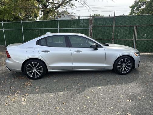 2022 Volvo S60 B5 AWD Momentum