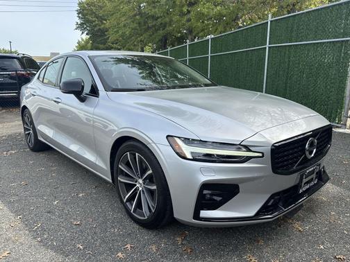 2022 Volvo S60 B5 AWD Momentum