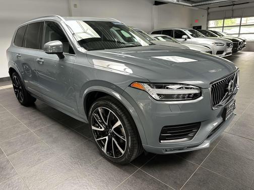 2022 Volvo XC90 T6 AWD Momentum 7 Seater