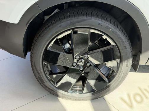 Crystal White 2026 Volvo XC40 B5 Ultra Black Edition