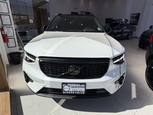 Crystal White 2026 Volvo XC40 B5 Ultra Black Edition