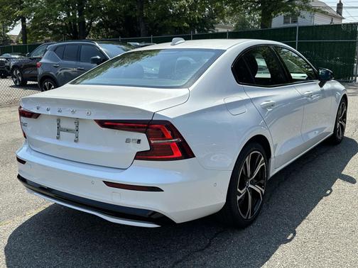 2023 Volvo S60 B5 AWD Plus Dark