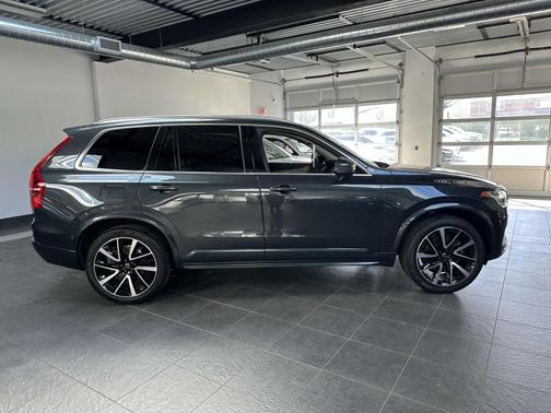 2022 Volvo XC90 T6 AWD Momentum 7 Seater