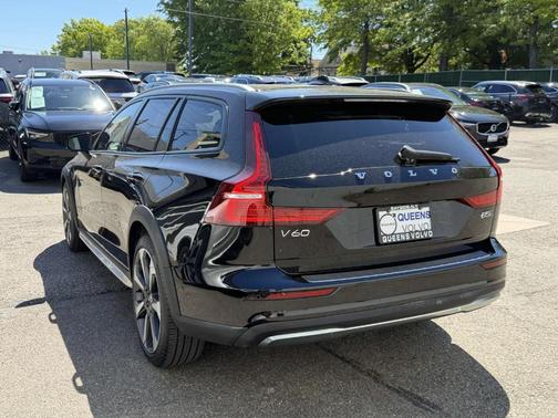 Onyx Black Metallic 2024 Volvo V60 Cross Country B5 Ultimate