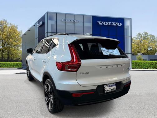 Crystal White 2024 Volvo XC40 B5 Plus Dark Theme