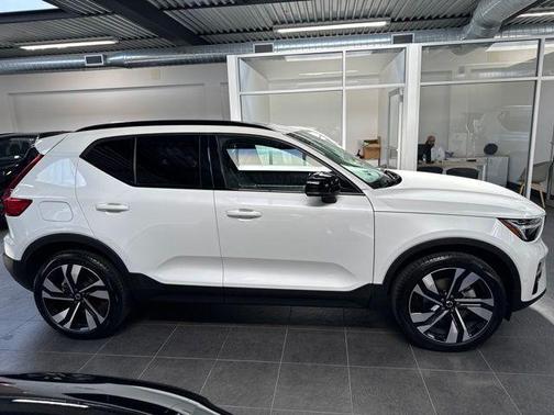 Crystal White 2024 Volvo XC40 B5 Plus Dark Theme