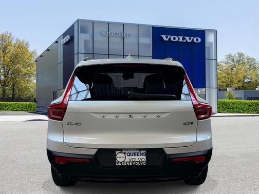 Crystal White 2024 Volvo XC40 B5 Plus Dark Theme